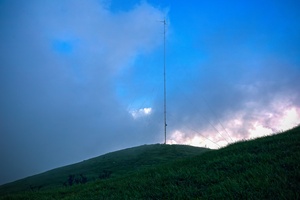 浓雾中的信号塔