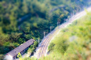 铁路只能跑在山沟沟里
