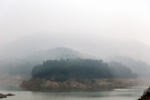 雾气中的黑麋峰下水库