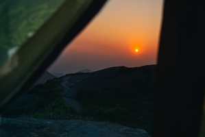 躺在帐篷里看日出