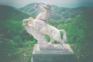 鹅形山上白马雕塑