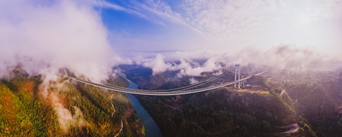 穿出云层的龙江大桥