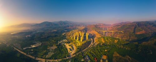 晨照元江县世界第一高桥全景
