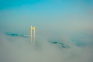 云海之上的龙江大桥