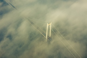 云瀑中的龙江大桥