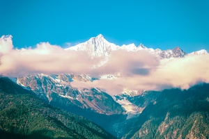 蓝天白云间的卡瓦格博峰