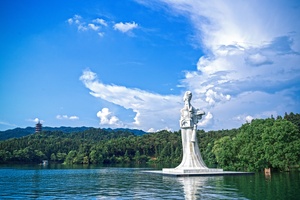 湖中女神像