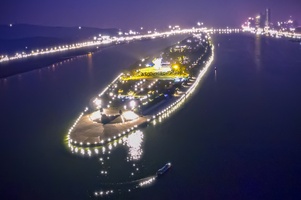 航行于夜色中的湘江之舰