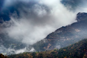 云雾缭绕的山头