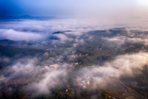 云雾缭绕下的新禾村