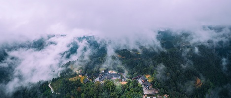 云雾包围中的十八洞村全景