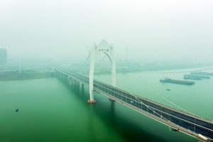雾霾中的昭华大桥（一）