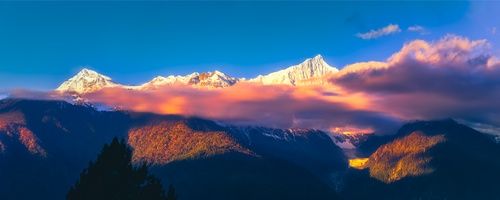 朝阳下的梅里雪山卡瓦格博峰