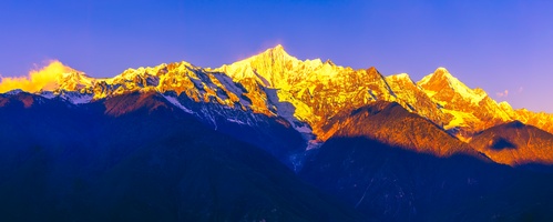 日照梅里雪山主峰卡瓦格博全景