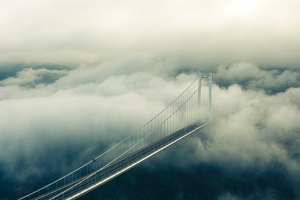 云海边缘的龙江大桥