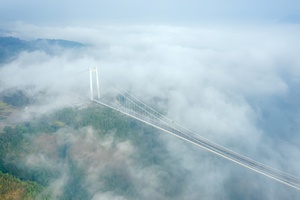 云雾中的龙江大桥桥墩