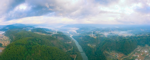  横跨龙川江两岸的龙江大桥全景