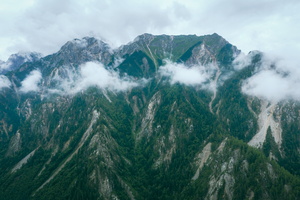 云雾缭绕的九寨沟大山
