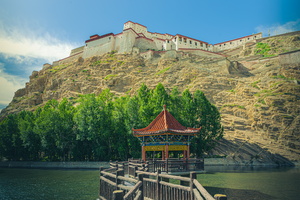 宗山古堡下的凉亭