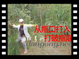 菜刀玩弹弓从啤酒甁口打破瓶底